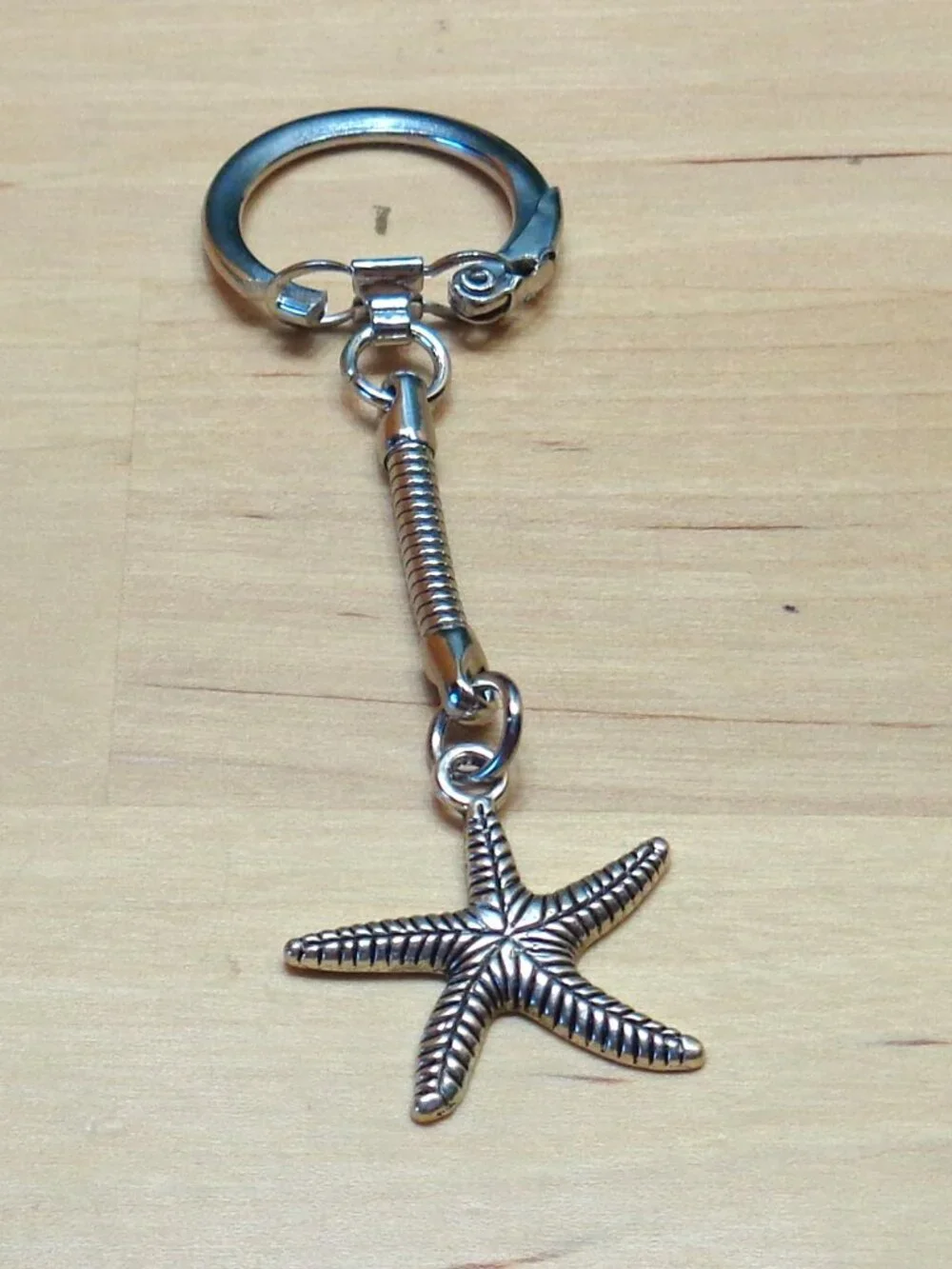 BEACH FASHION DETAILED STARFISH RHODIUM SNAKE KEYCHAIN